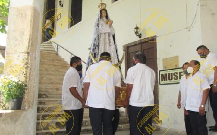 BAJAN A PUERTA CERRADA POR EL COVID- 19 A LA VIRGEN DE LA INMACULADA CONCEPCIÓN EN IZAMAL