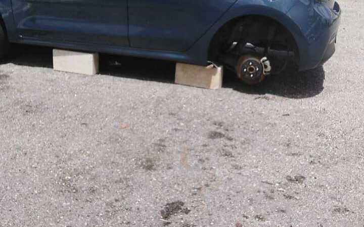 LE ROBARON LAS CUATRO LLANTAS DE SU VEHÍCULO EN LA PUERTA DE SU CASA EN MÉRIDA