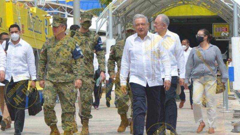 SIN CUBREBOCA LÓPEZ OBRADOR ARRIBÓ A ISLA MUJERES, EN QUINTANA ROO