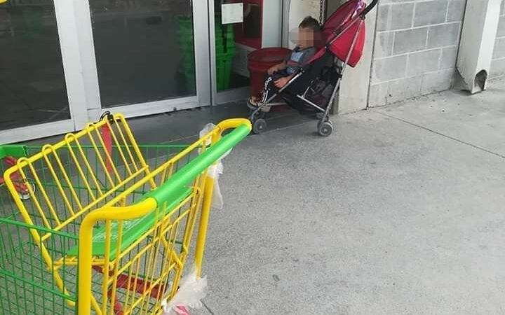 DEJAN A UN BEBE FUERA DE UN AURRERÁ, EMPLEADOS NO LO DEJARON PASAR CON SU MADRE