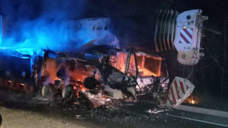 UNA GRÚA HIZO CORTO CIRCUITO Y SE QUEMÓ EN TRAMO FEDERAL VALLADOLID – MÉRIDA