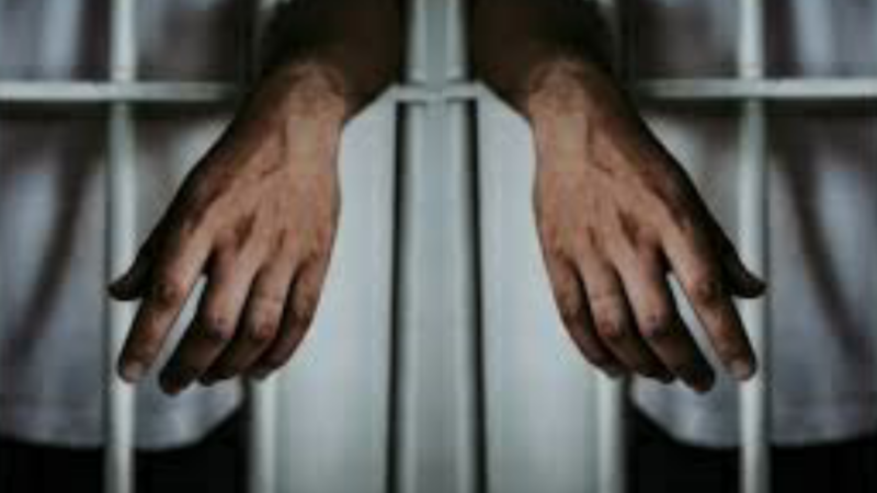 37 años de cárcel y lo destituyen de su cargo como maestro por violar a su alumna en Kanasín