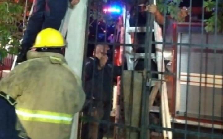 JOVEN MUJER SE ENSARTÓ EN UNA REJA METÁLICA CUANDO INTENTO BRINCARLA POR LA NOCHE