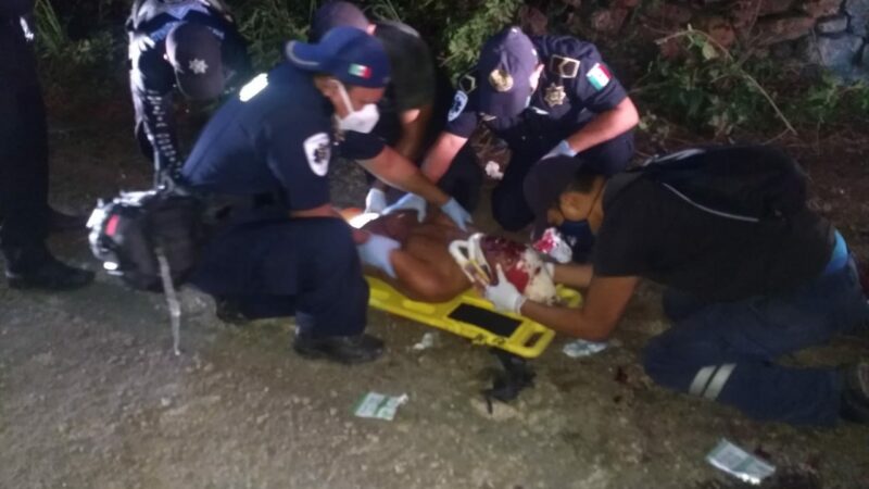 SE DEBATE ENTRE LA VIDA Y LA MUERTE TRAS DERRAPAR EN LA MADRUGADA EN DZIDZANTÚN