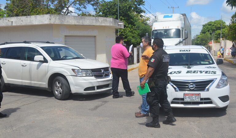 CHOCA UNA CAMIONETA DODGE CONTRA UN TAXI EN TIZIMÍN, HAY DOS LESIONADO