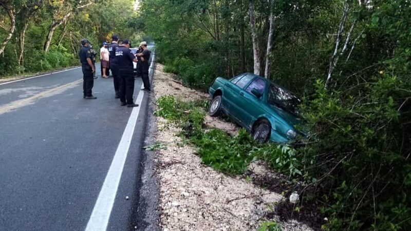 Un chofer dormitó y estrelló su Tsuru contra un árbol en la vía Izamal-Valladolid