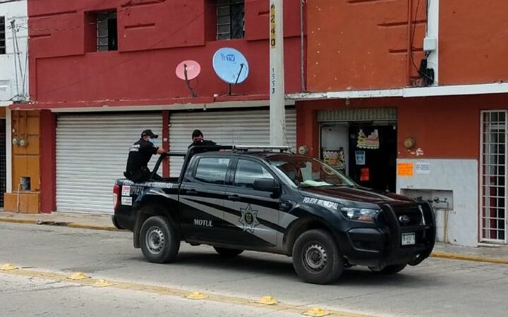 Roban en una tienda frente al palacio municipal de Motul
