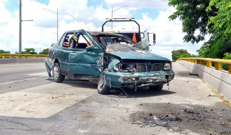 Jetta chocó y estuvo a punto de caer de un puente en el periférico de Mérida