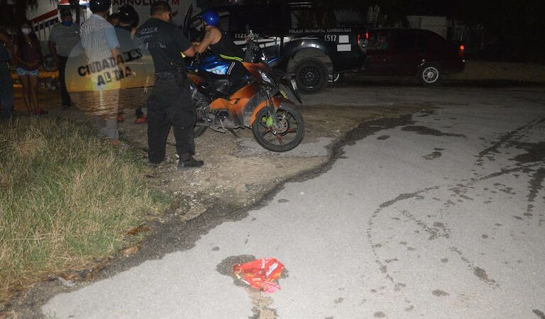 Imprudente chofer se voló un alto y chocó a un motociclista en Tizimín.