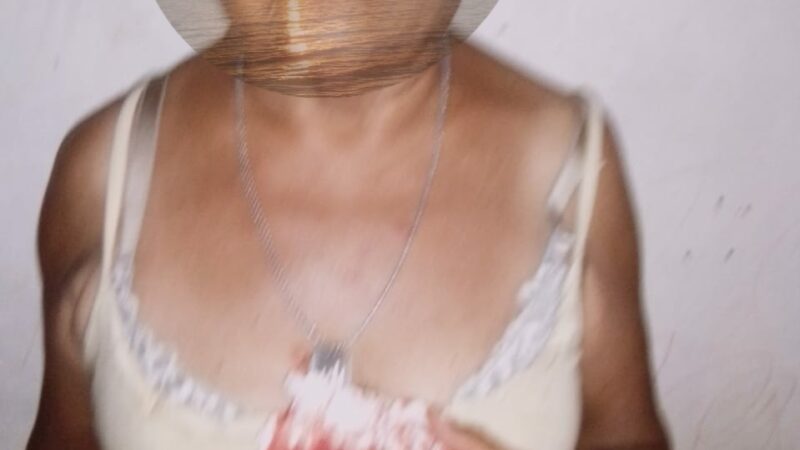 Por llevarle comida a su hijo detenido un policía de Cansahcab la golpeo