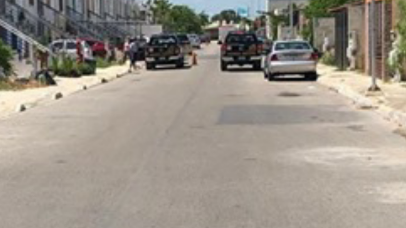 Un adulto muere sobre una banqueta junto a su automóvil en Ciudad Caucel