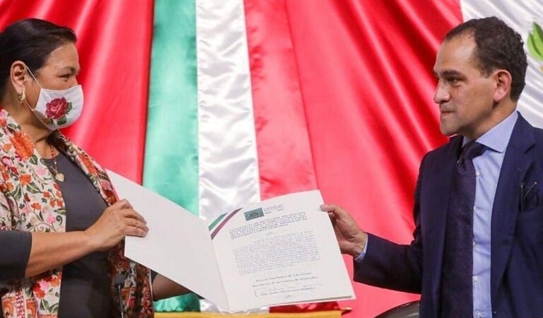 La presidenta de la cámara de Diputados Dulce María recibió el Paquete Económico de AMLO para el 2021