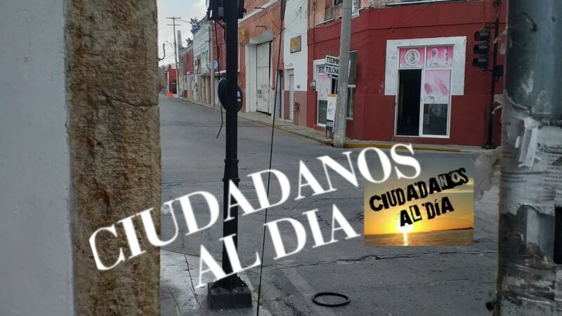 Chocan y rompen un semáforo casi enfrente del palacio municipal de Motul