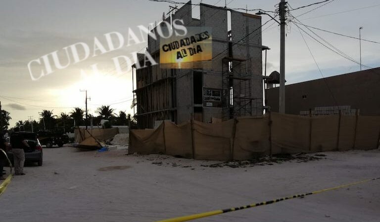 Un albañil muere al electrocutarse y caer de un cuarto piso