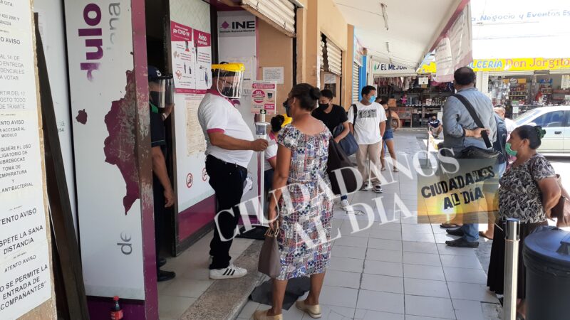 Largas filas y sin sana distancia en los módulos del INE en Mérida.