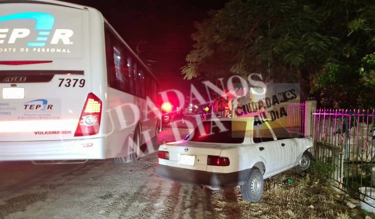Por mandar mensaje mientras manejaba el chofer de una unidad de trasporte chocó a un Tsuru estacionado