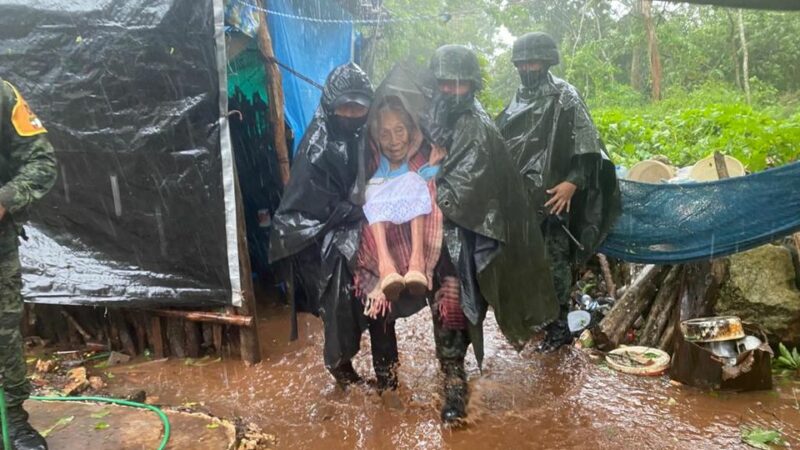 El ejército mexicano evacuó a familias tizimileñas ante las inundaciones que dejó Gamma