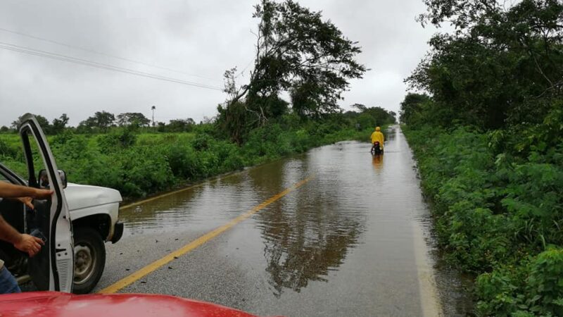 Ciudadanos reportaron carreteras inundadas de más de 60 centímetros de profundidad