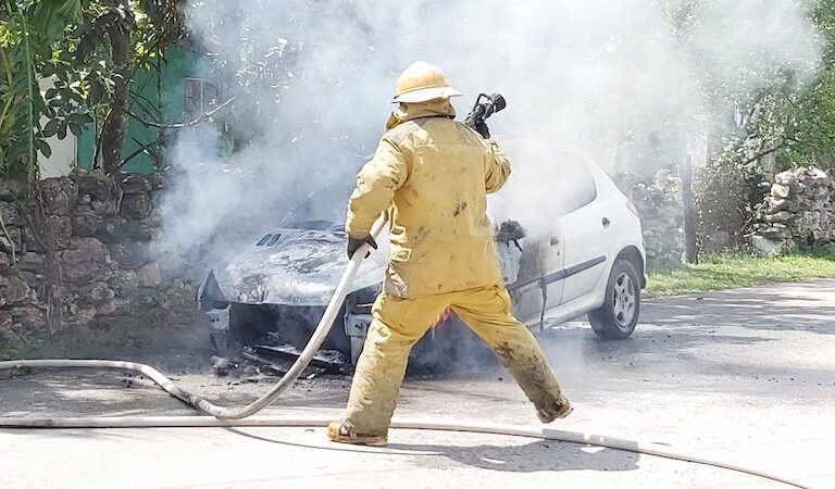 Se quemó su coche de un tizimileño a causa de un corto circuito