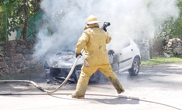 Se quemó su coche de un tizimileño a causa de un corto circuito