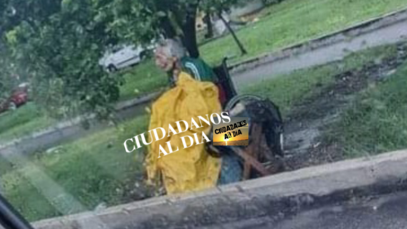 Abuelito es abandonado en silla de ruedas bajo la lluvia en Mérida