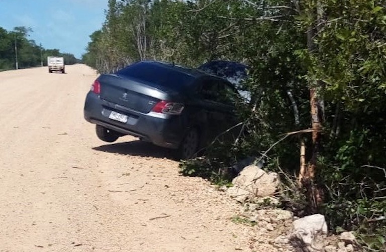 Sexagenario da un pestañazo y choca contra un árbol en la vía Hunucmá-Sisal.