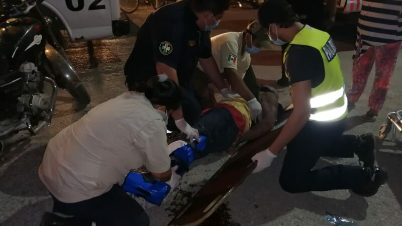 Se vuela un alto y le fractura la pierna a un motociclista, y sus familiares revoltosos agredieron a testigos