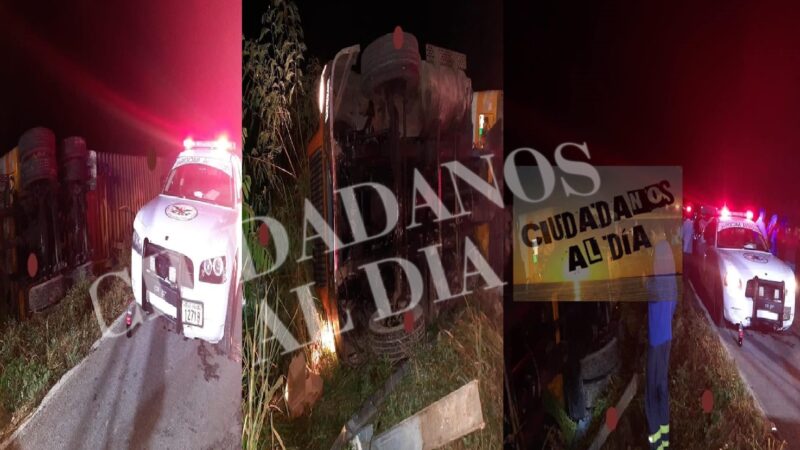 Rapiñan un tráiler volcado de la empresa Walmart en la vía Chetumal-Mérida