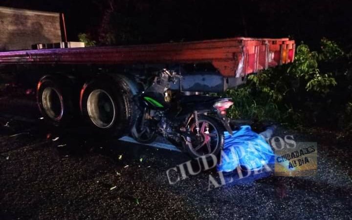 Joven motociclista muere al estrellarse contra camión de carga estacionado