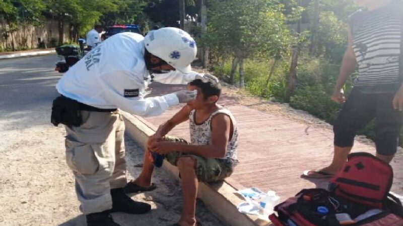 El conductor de un vehículo Tsuru atropelló y lesionó a un ciclista, luego se dio a la fuga