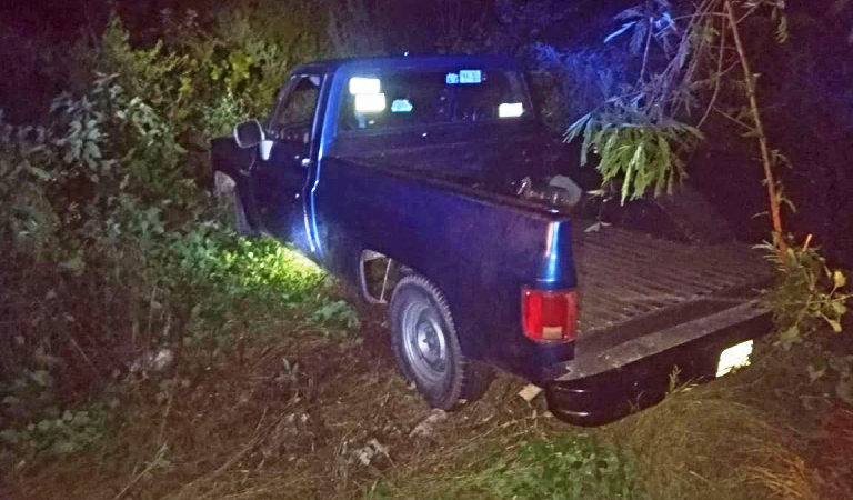 Ebrio salió de la carretera y abandonó su camioneta en Samahil