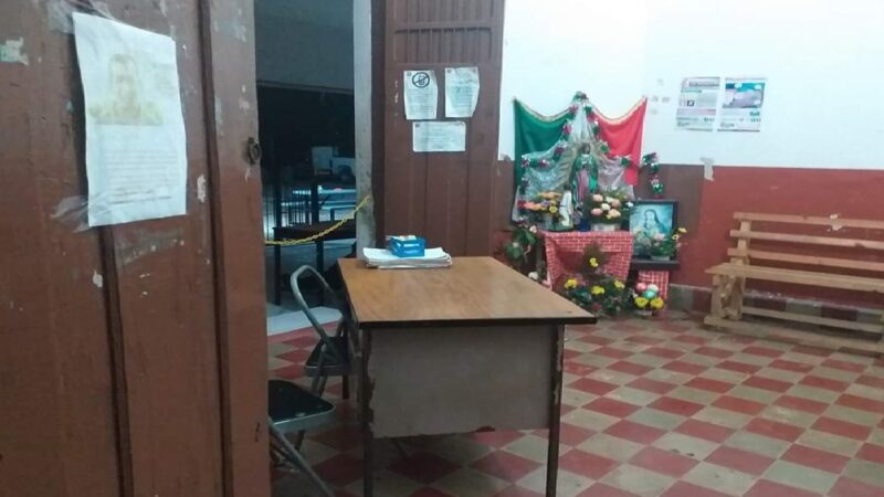 Le roban una soguilla a mujer policía mientras hacía guardia en el palacio municipal de Motul
