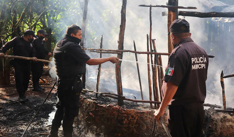 Por un corto circuito se le quemó su casa a un abuelito en Peto
