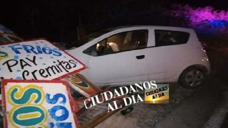Ebrio choca contra un puesto de cocos, y abandona su auto en Chicxulub Puerto