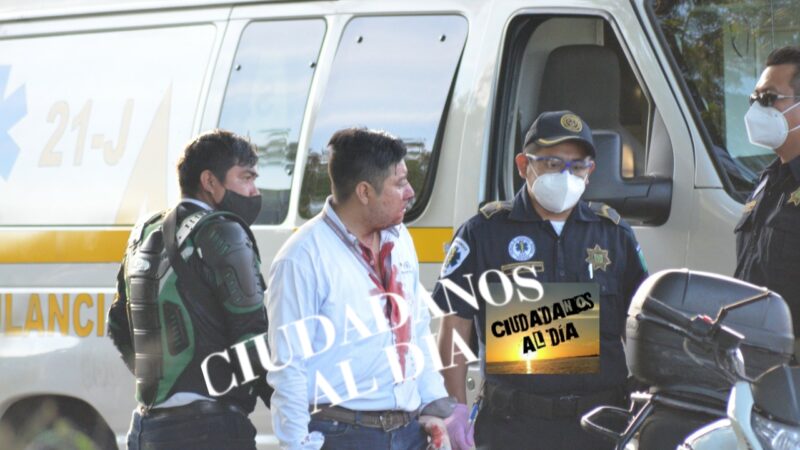 Por ir baboseando un cobratorio chocó a un Gol y se lesionó la cara en Seyé