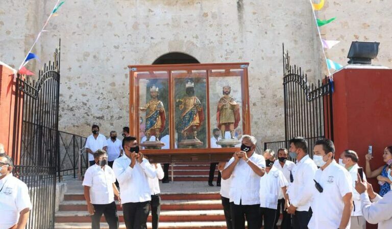 Ni la pandemia del COVID-19 impidió que se bajaran a los tres reyes de Tizimín