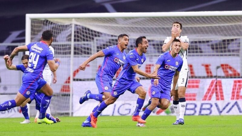 El Cruz Azul va con todo contar Pumas por un pase a la final del futbol mexicano.