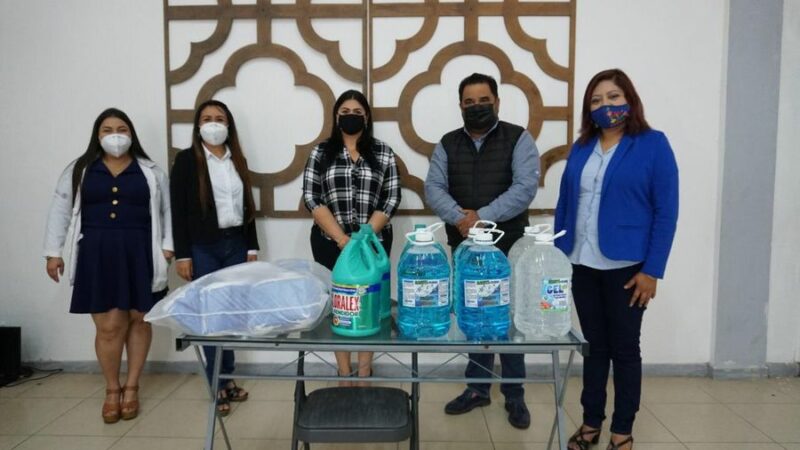 Dos botes de gel antibacterial y tres de cloro su apoyo de la diputada Kathia Bolio contra el COVID-19.