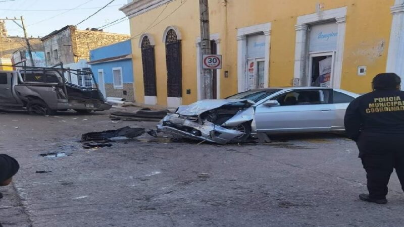 Ebrio sujeto se vuela un alto y choca contra una camioneta Ram, y una papelería en Motul