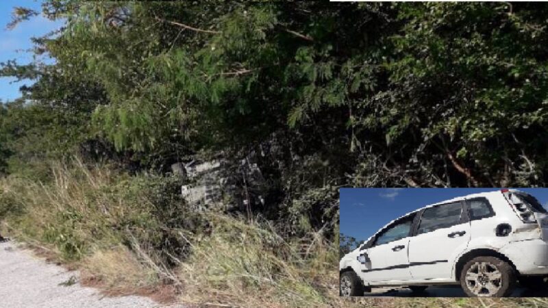 Vuelca y abandona su Ford Fiesta en el tramo Río Lagartos- San Felipe