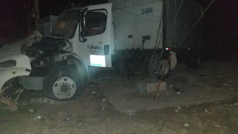 Joven tráilero choca y derriba una barda en la vía Valladolid-Temozón