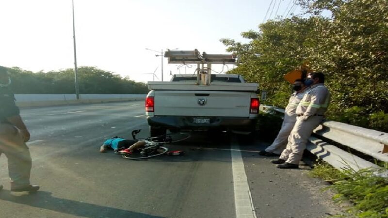 Ciclista choca contra una camioneta de la CFE y se lesiona en Progreso.