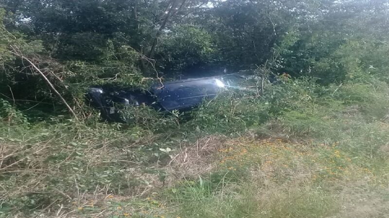 Derrapa en carretera mojada y vuelca en Valladolid