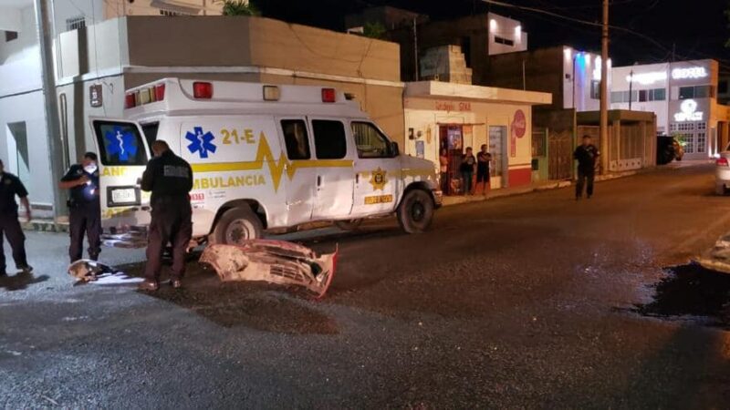 Choca a una ambulancia de la SSP y se da a la fuga en Valladolid