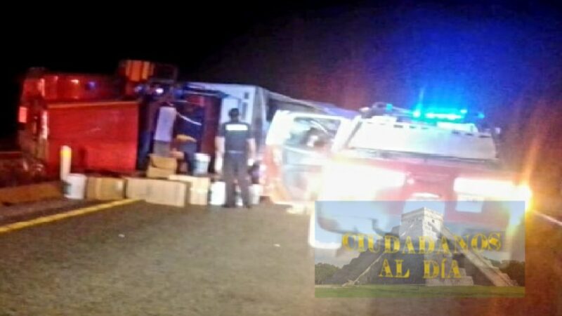 Tráilero dormita al volante y vuelca en la vía Mérida- Campeche