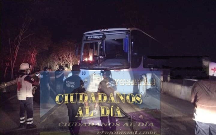 Autobús del centro chocó y quedó colgado de un puente en la vía Tinum – Uayma