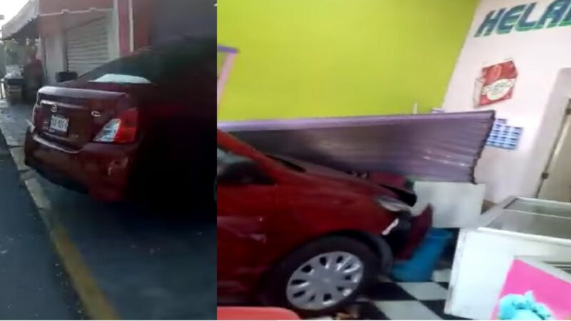 Entra a una paleteria la Michoacana con todo y su Nissan Versa