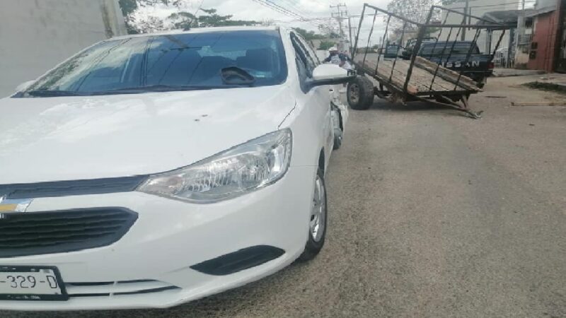 Se le desprende un remolque y choca contra un Chevrolet Aveo en calles de Valladolid