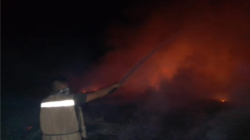 Noche intensa, incontrolable el incendio del basurero de Tixkokob