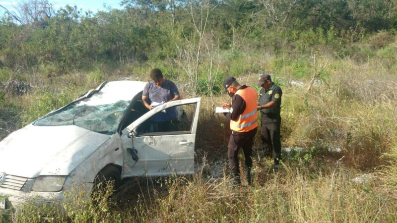 Por mandar un mensaje con su celular vuelca y despedaza su Jetta en la vía Dzilam González- Dzidzantún
